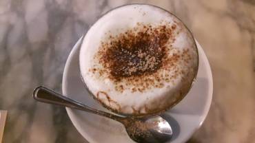 Latte vs. Cappuccino: Which Coffee Drink Reigns Supreme?